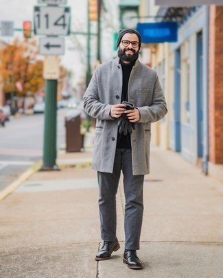 Как носить черную шерстяную водолазку с серыми шерстяными брюками чинос