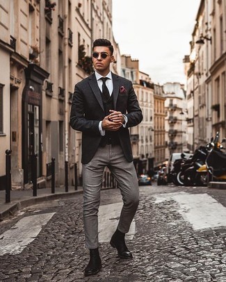 Как носить черный шерстяной жилет с серыми брюками чинос