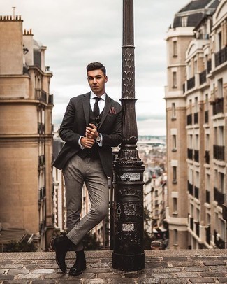 Как носить черный шерстяной жилет с серыми брюками чинос