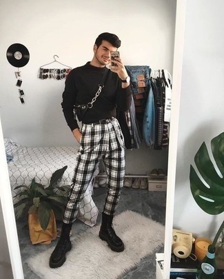 Какие футболки с длинным рукавом носить с черными рабочими ботинками мужчине