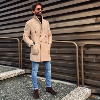 Как носить черный свитер с воротником на молнии с синими джинсами мужчине