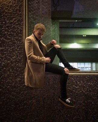 Какие джинсы носить с черным свитером с воротником на молнии мужчине