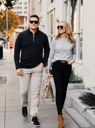 С чем носить черный свитер с воротником на молнии мужчине