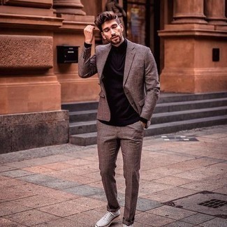 Какие костюмы носить с черным свитером с воротником на молнии