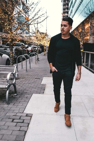 Как носить черный свитер на молнии с черными джинсами мужчине