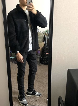 Как носить черный свитер на молнии с черными джинсами мужчине