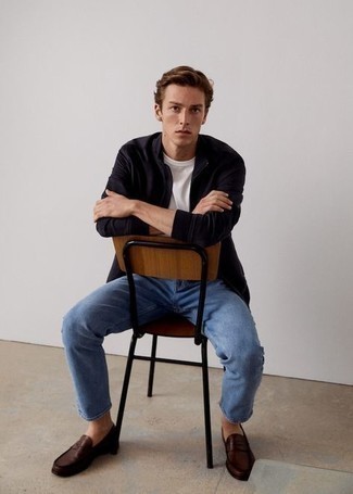 Как носить черный свитер на молнии с синими джинсами мужчине