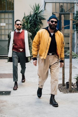 Какие брюки чинос носить с черным свитером на молнии