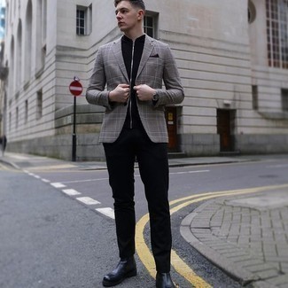 Какие брюки чинос носить с черным свитером на молнии