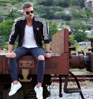 Как носить черный свитер на молнии с темно-синими джинсами мужчине