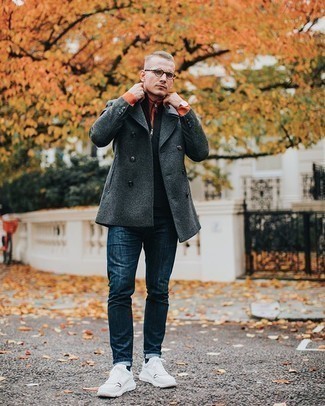 Как носить черный свитер на молнии с темно-синими джинсами мужчине