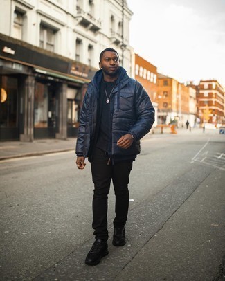 Какие куртки-пуховики носить с черным свитером на молнии мужчине