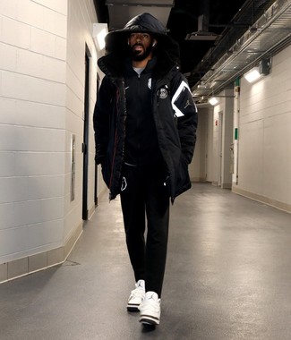 Какие спортивные штаны носить с черным свитером на молнии мужчине