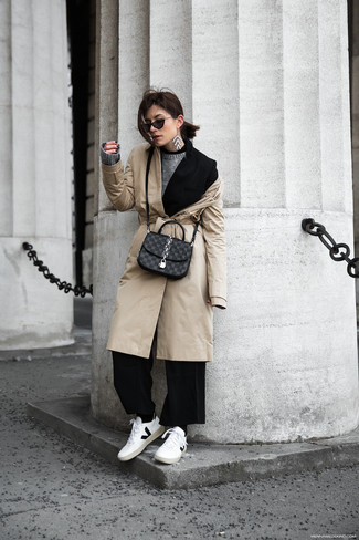 Как носить пиджак с низкими кедами женщине