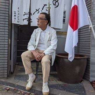 Как носить пиджак с футболкой за 60 лет мужчине