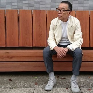 Как носить пиджак с футболкой за 60 лет мужчине