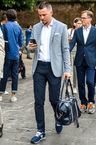 Какие пиджаки носить с синими кроссовками мужчине