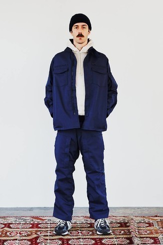 Какие брюки карго носить с синими кроссовками