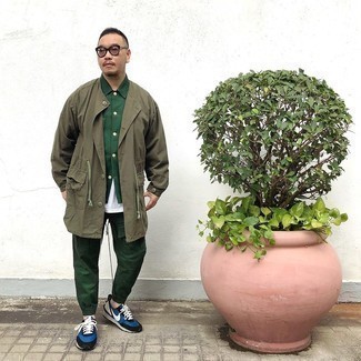 Какие брюки карго носить с синими кроссовками