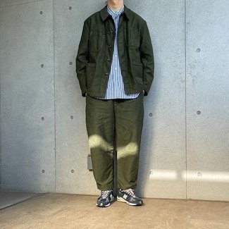 Какие брюки чинос носить с синими кроссовками