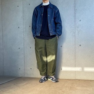 Какие брюки чинос носить с синими кроссовками