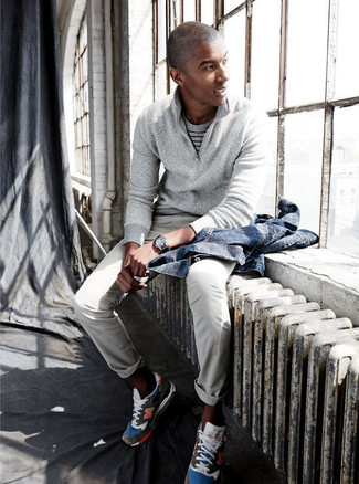 Какие брюки чинос носить с синими кроссовками