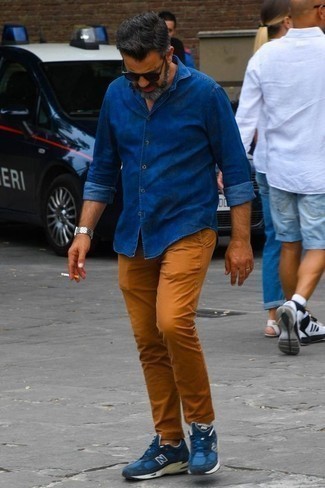 Какие брюки чинос носить с синими кроссовками