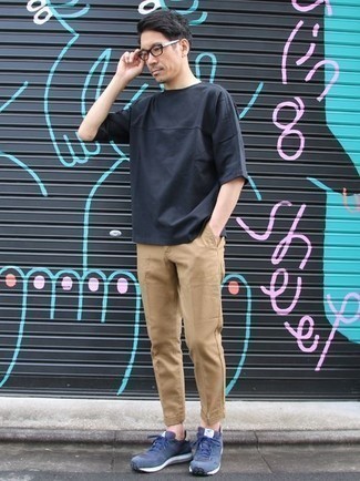 Какие брюки чинос носить с синими кроссовками