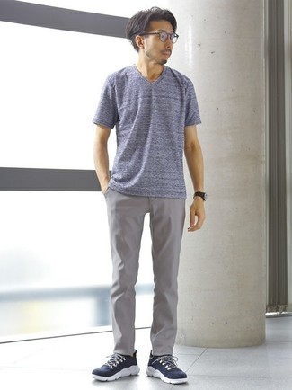 Какие брюки чинос носить с синими кроссовками