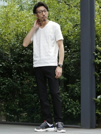 Какие брюки чинос носить с синими кроссовками