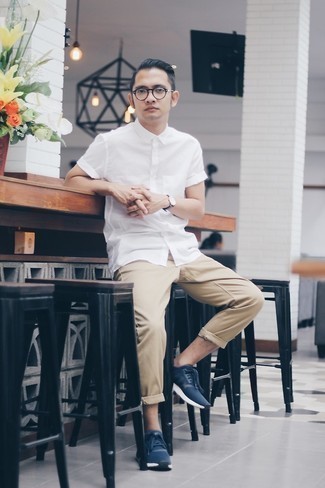 Какие брюки чинос носить с синими кроссовками