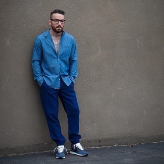 Какие брюки чинос носить с синими кроссовками