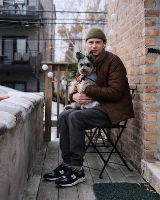 Какие брюки чинос носить с синими кроссовками