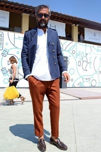 Какие двубортные пиджаки носить с синими кроссовками мужчине