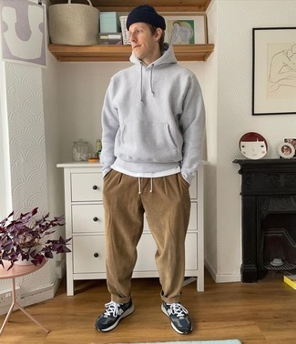 С чем носить синие кроссовки мужчине