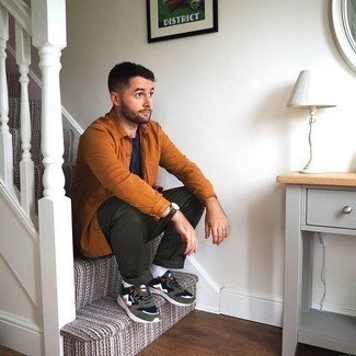 С чем носить синие кроссовки мужчине