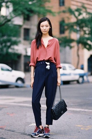 С чем носить синие кроссовки женщине