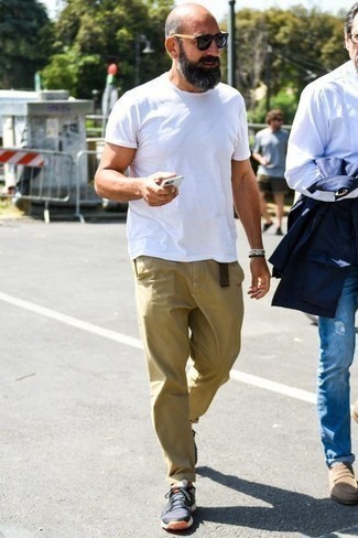 С чем носить синие кроссовки мужчине