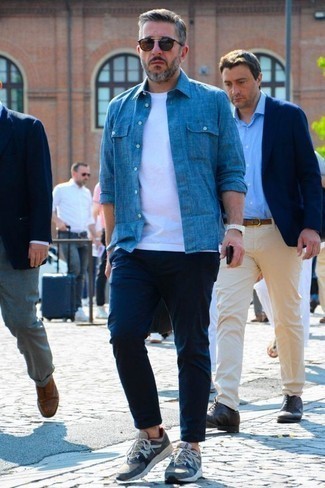 С чем носить синие кроссовки мужчине