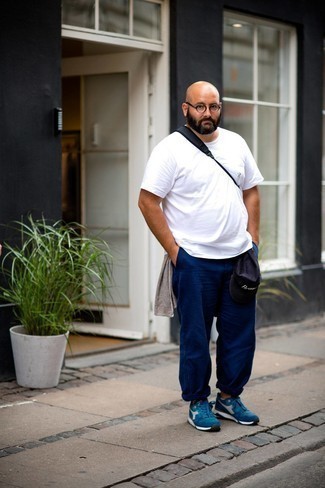 С чем носить синие кроссовки мужчине