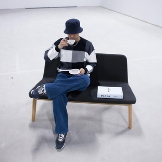 С чем носить синие кроссовки мужчине