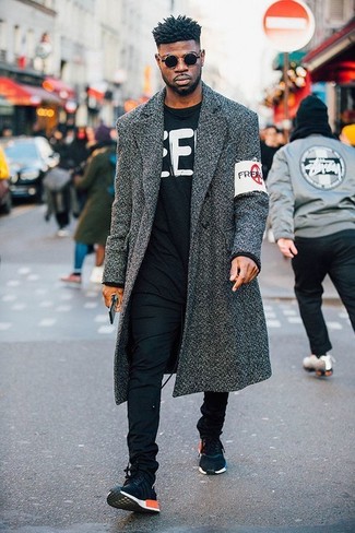 Какие длинные пальто носить с синими кроссовками