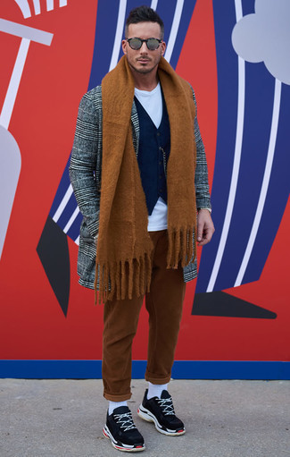 Какие длинные пальто носить с синими кроссовками