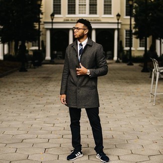 Какие длинные пальто носить с синими кроссовками