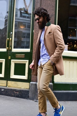 Какие длинные пальто носить с синими кроссовками