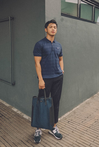 Какие футболки-поло носить с синими кроссовками мужчине