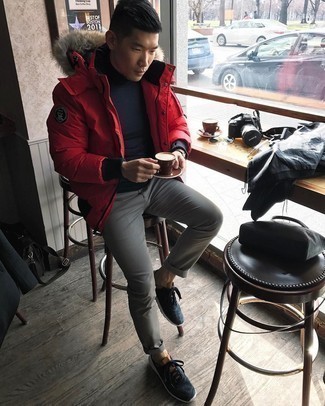 Какие куртки-пуховики носить с синими кроссовками мужчине