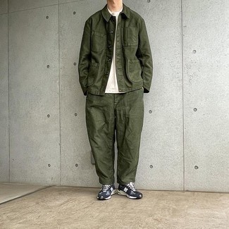 Какие куртки-рубашки носить с синими кроссовками мужчине