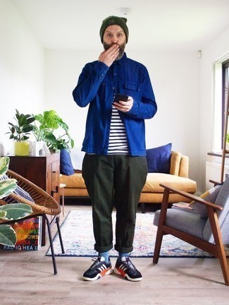 Какие куртки-рубашки носить с синими кроссовками мужчине