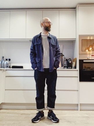 Какие куртки-рубашки носить с синими кроссовками мужчине